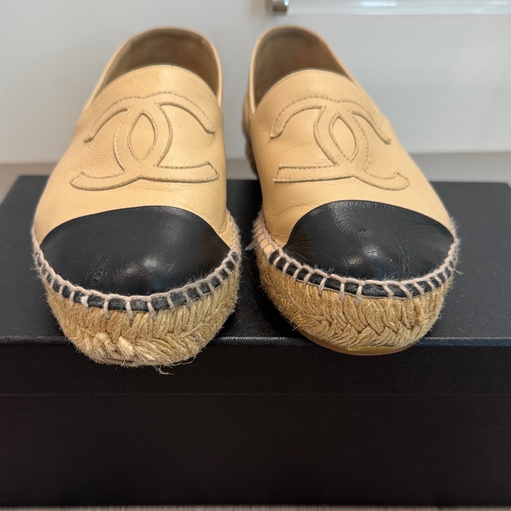 CHANEL Two-Tone Beige and Black Espadrilles - Picture 2 of 4